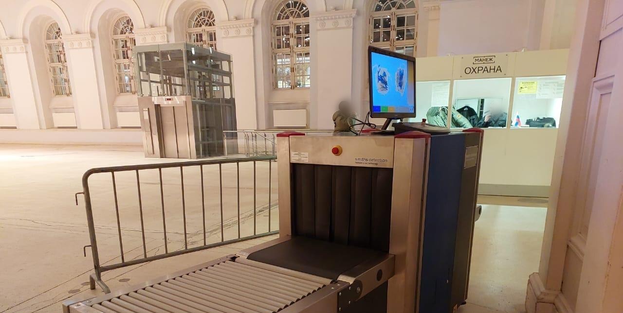 Интроскоп Hi-Scan 6040i — пост охраны выставочного зала