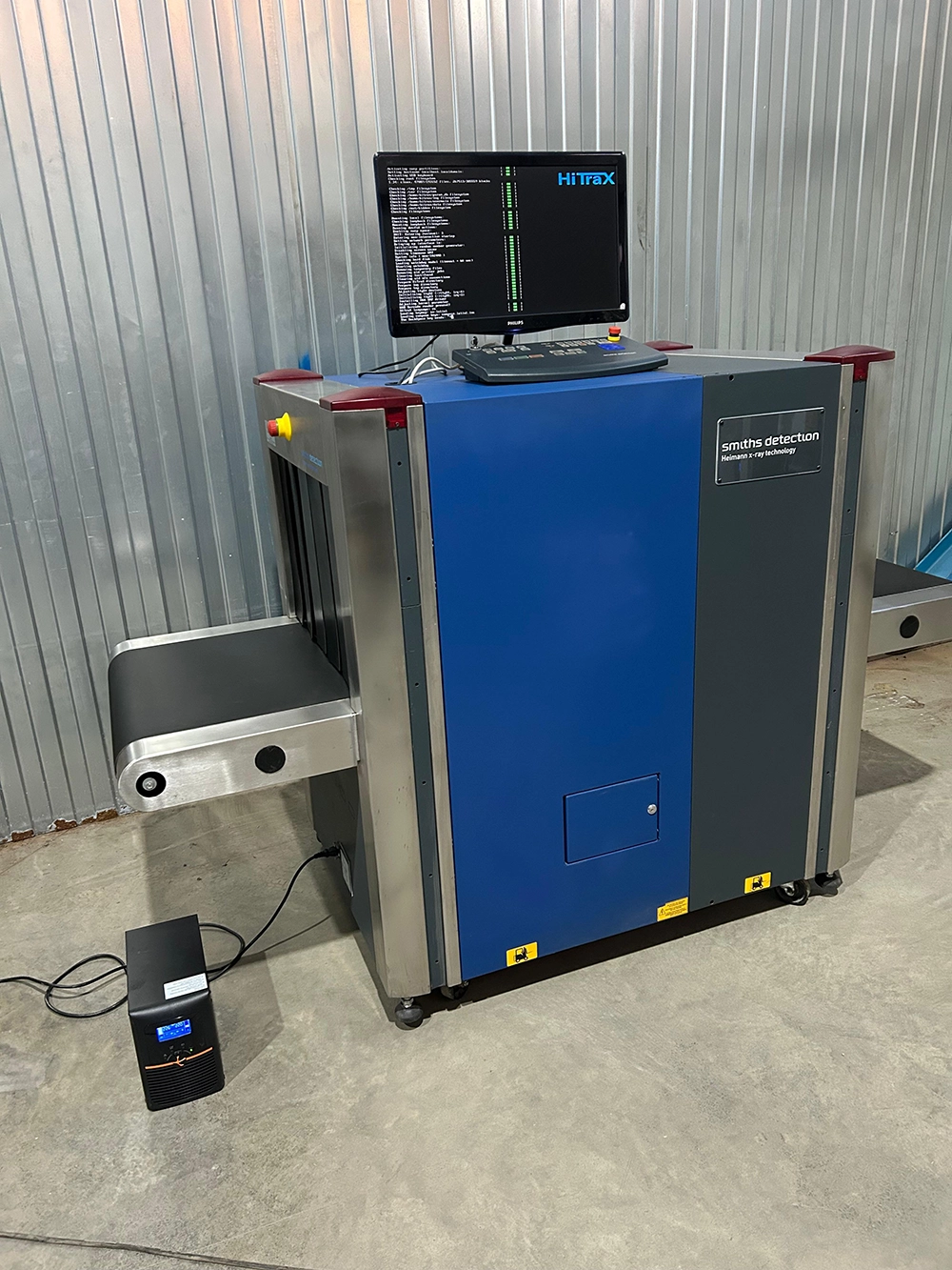 Интроскоп Hi-Scan 6040i в три четверти: загружается система, рядом источник бесперебойного питания