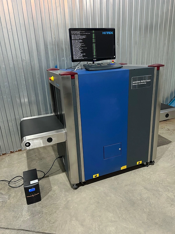 Интроскоп Hi-Scan 6040i в три четверти, рядом источник бесперебойного питания