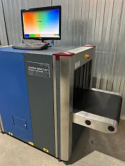 Интроскоп Hi-Scan 6040i крупным планом: монитор оператора с цветовой шкалой и пульт