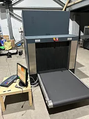 Интроскоп Hi-Scan 9075 с открытым тоннелем, рядом пульт оператора на столике